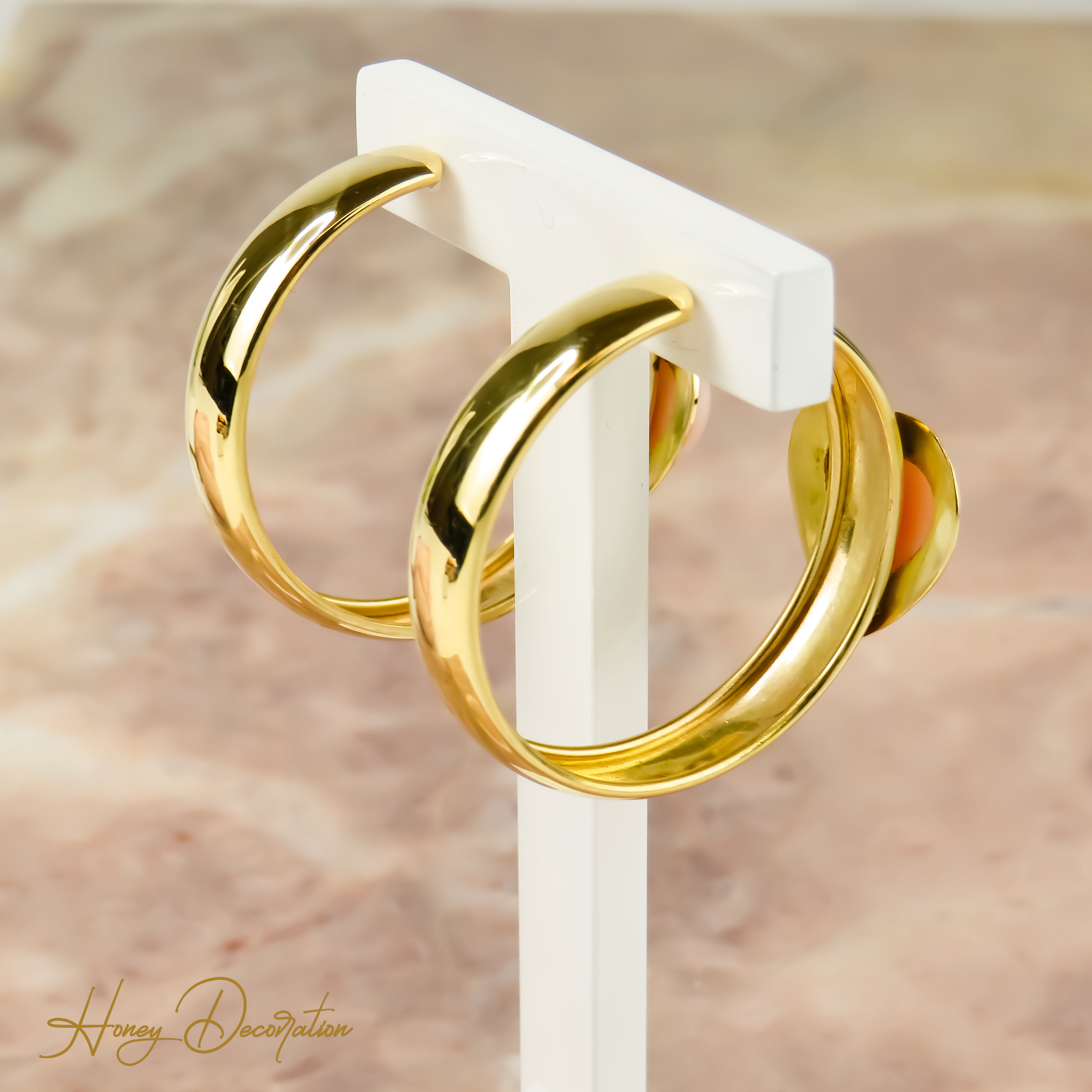 Striking creoles made of 18 karat gold with coral insert