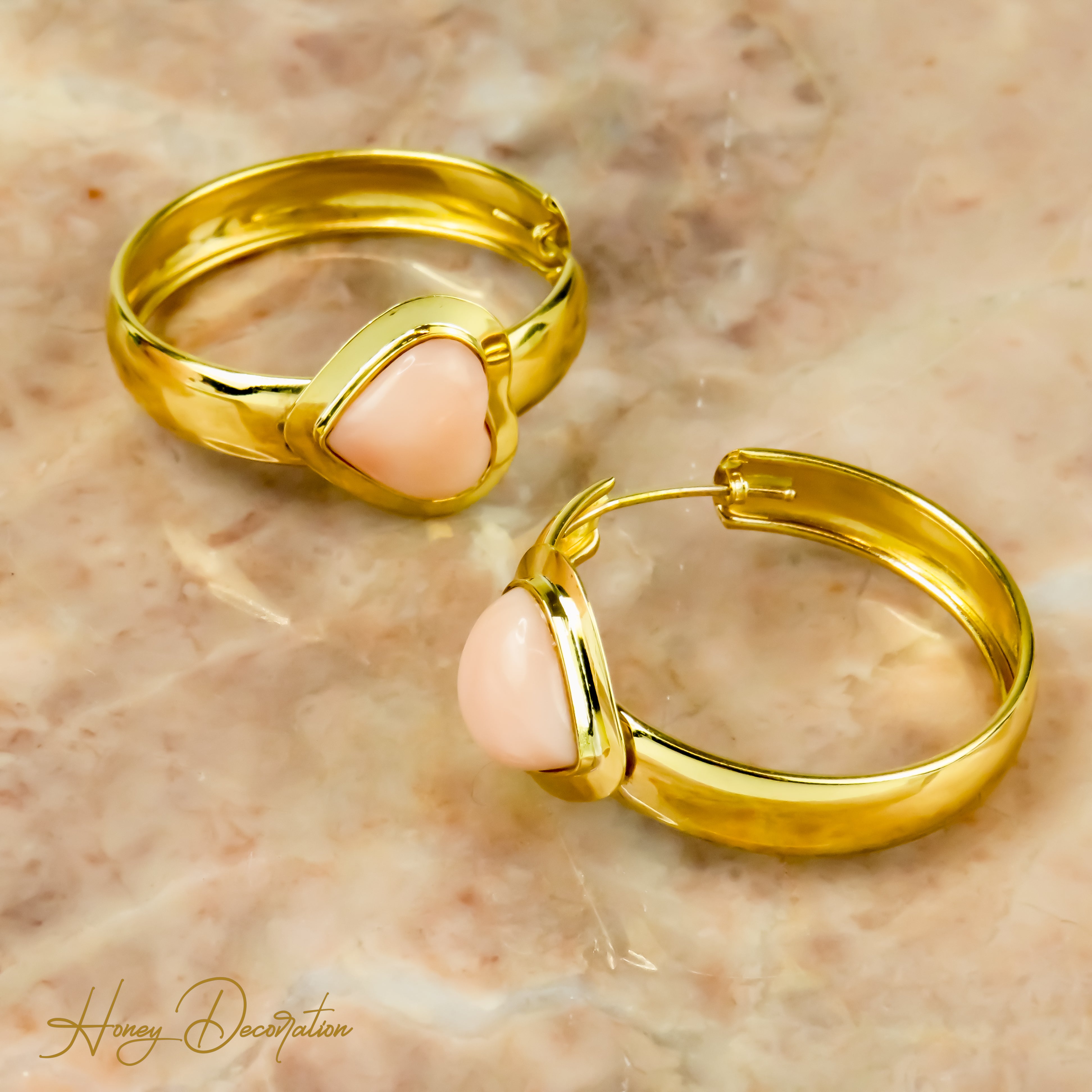 Striking creoles made of 18 karat gold with coral insert