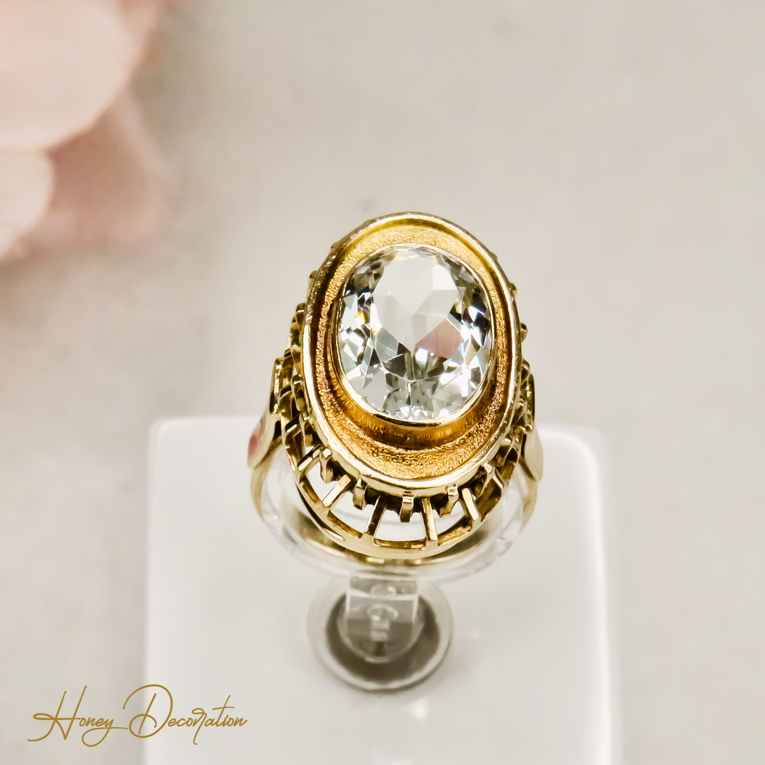 Enchanting vintage ring with aquamarine in a noble version