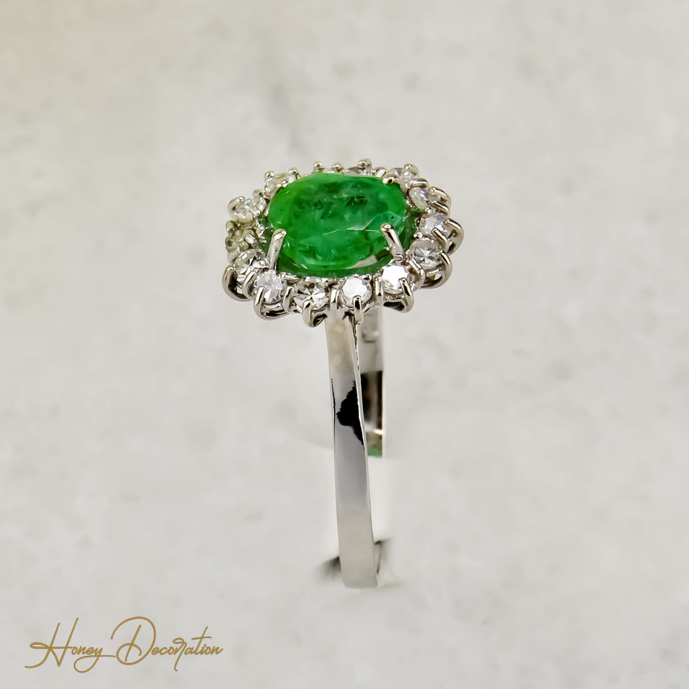 Luxurious emerald ring from 750 white gold