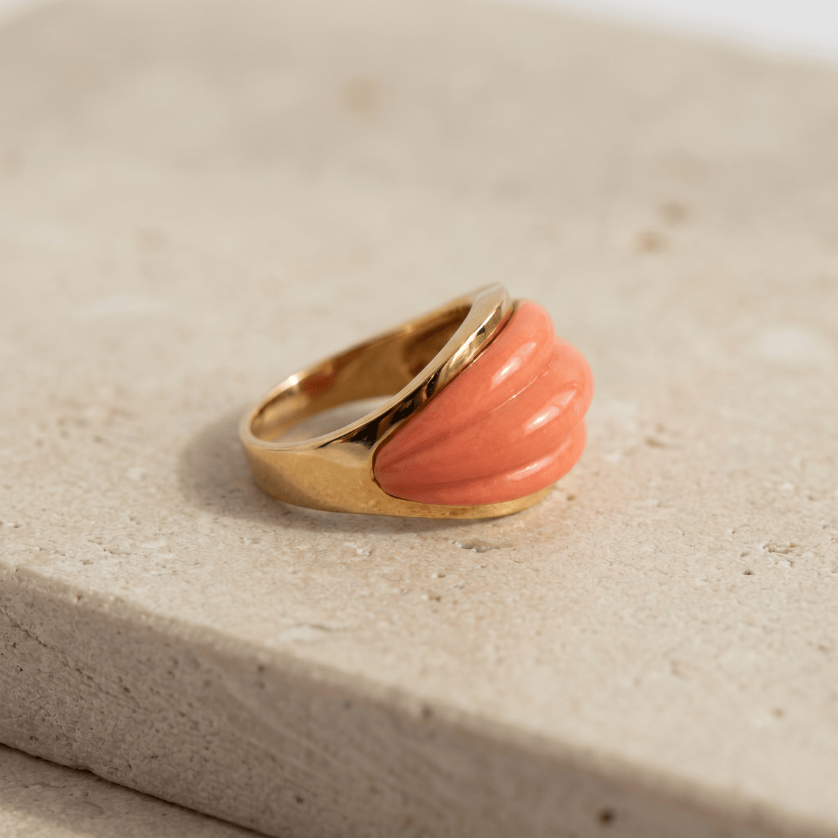 Korallenring aus 585 Gelbgold mit skulpturaler Koralle - Honey Jewelry
