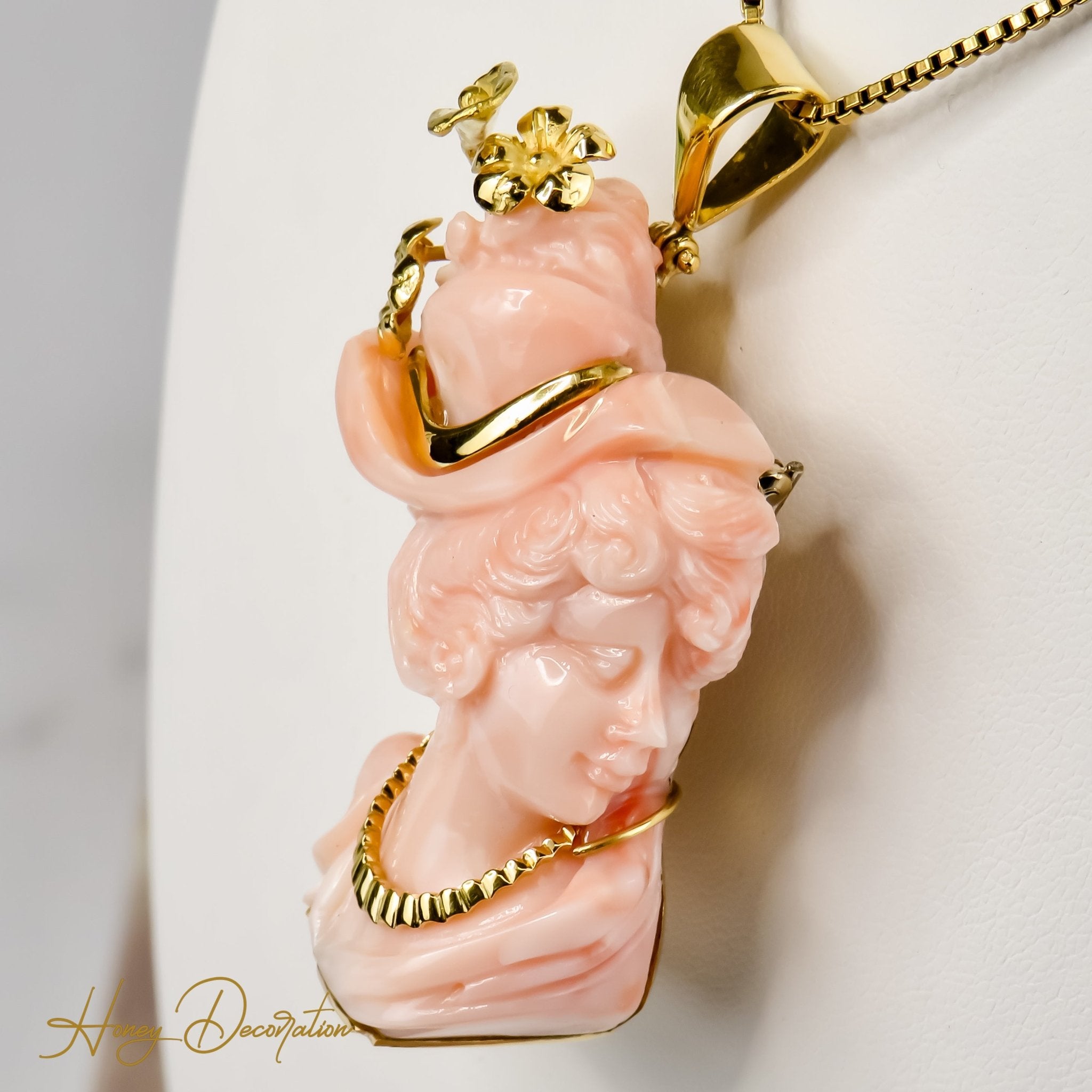 Kunstvolles Damenportrait in 18 Karat Gold mit Korallenrahmen - Honey Jewelry