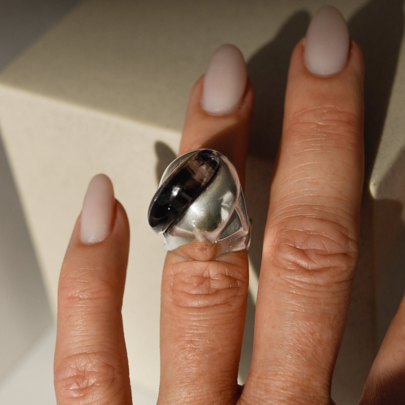 Lapponia Silberring mit Acryl – Modernistisch und auffällig - Honey Jewelry