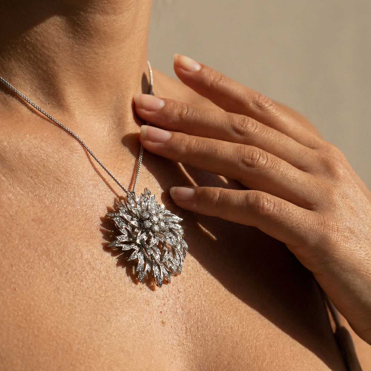 Luxurious brooch/pendant made of white gold with brilliant