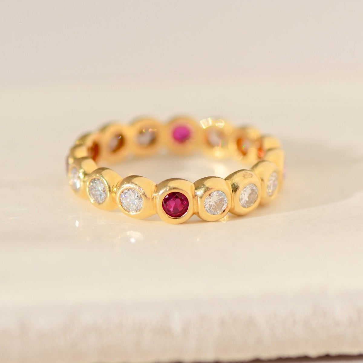 Memory-Ring aus 750 Gelbgold mit Diamanten & Rubinen - Honey Jewelry