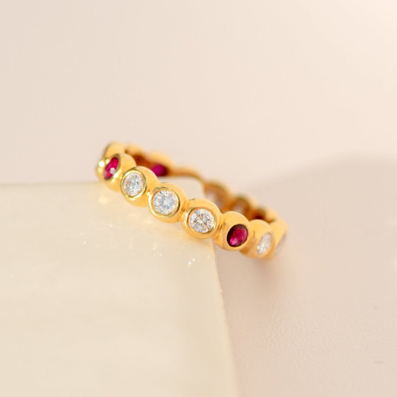 Memory-Ring aus 750 Gelbgold mit Diamanten & Rubinen - Honey Jewelry