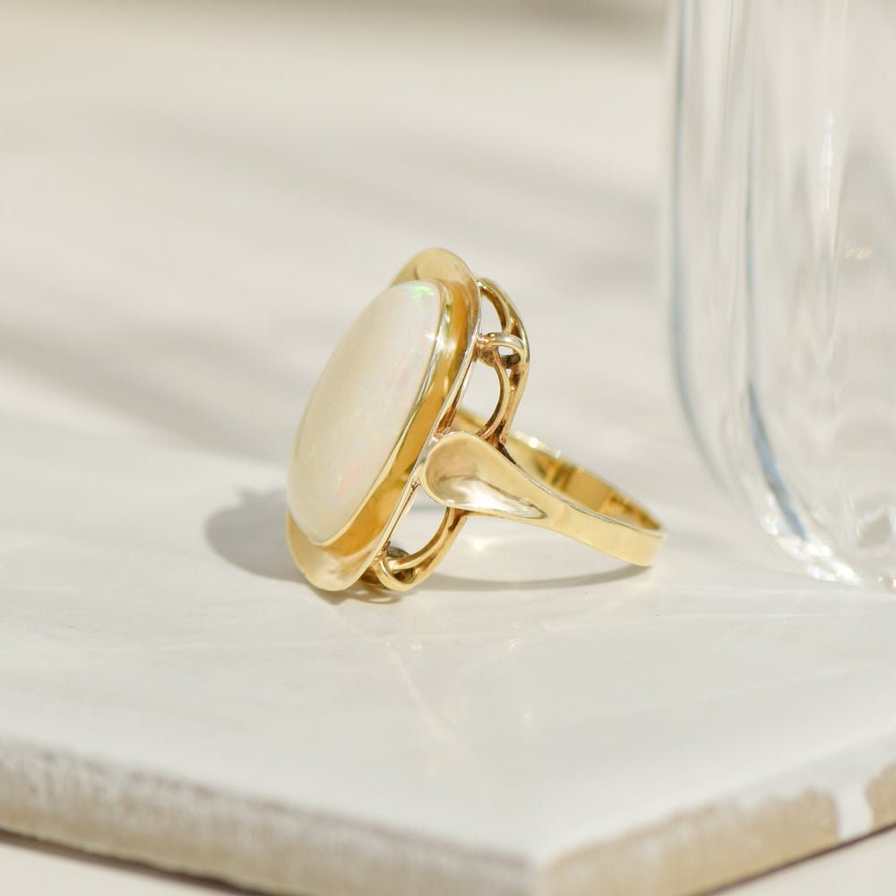 Mid - Century - Ring aus 14K Gelbgold mit Opal - Cabochon – Kunst am Finger - Honey Jewelry