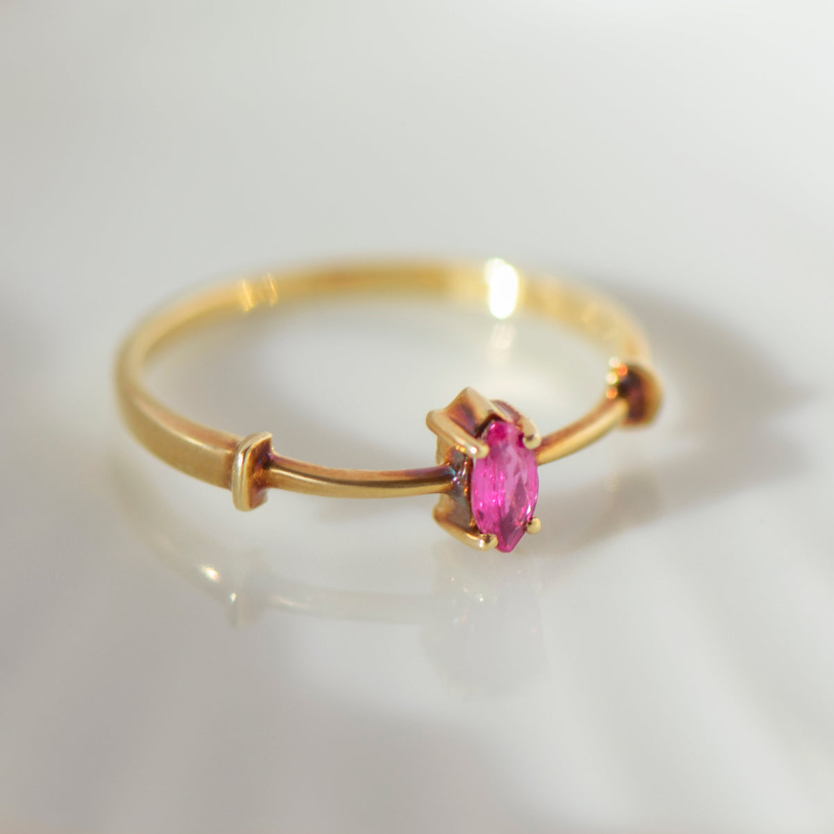 Mid-Century Rubin-Navette-Ring aus 585er Gelbgold