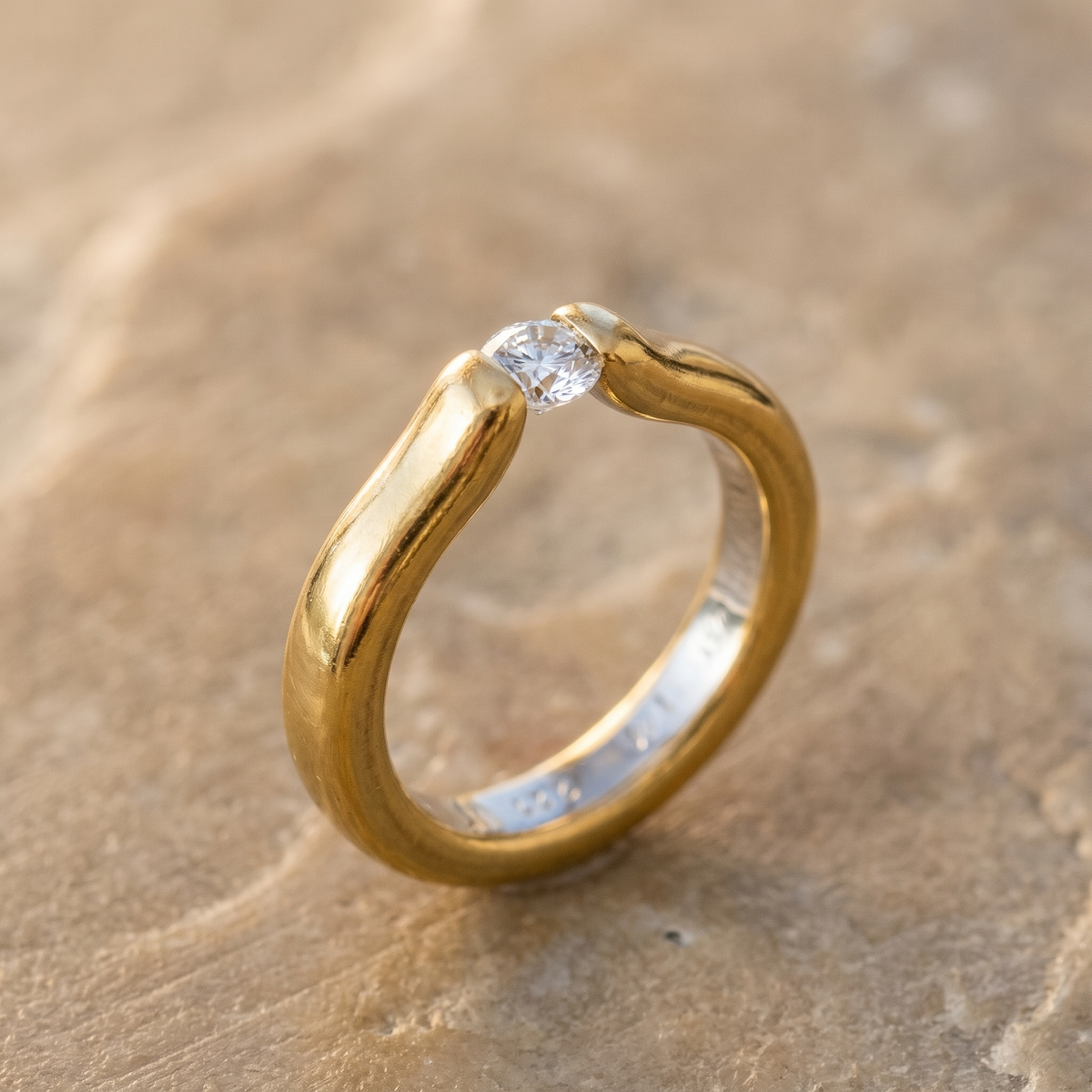 Side view organic wavy gold-plated platinum solitaire ring