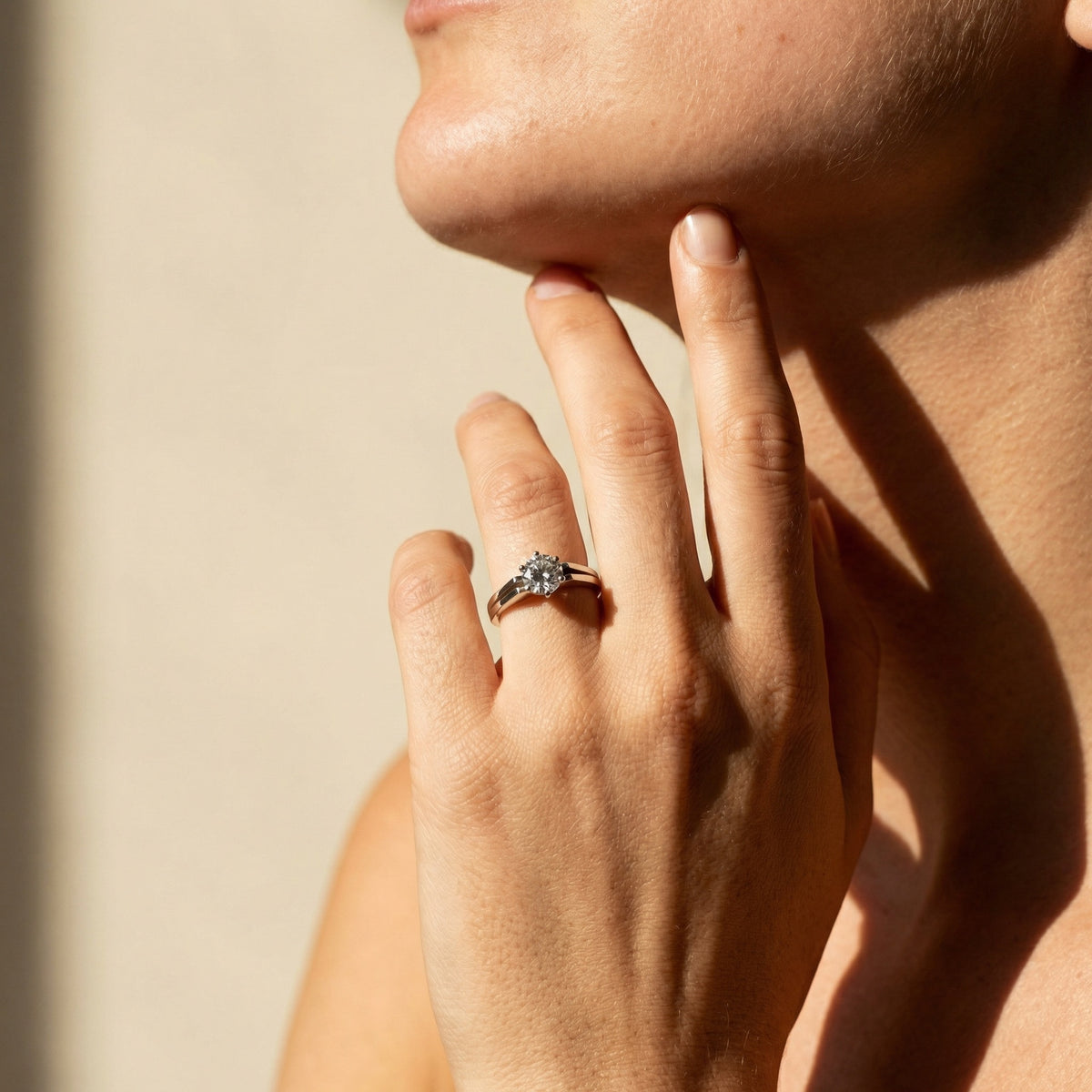 Weißgold Solitär Antragsring mit 1.0 ct Brillant und geteilter Ringschiene
