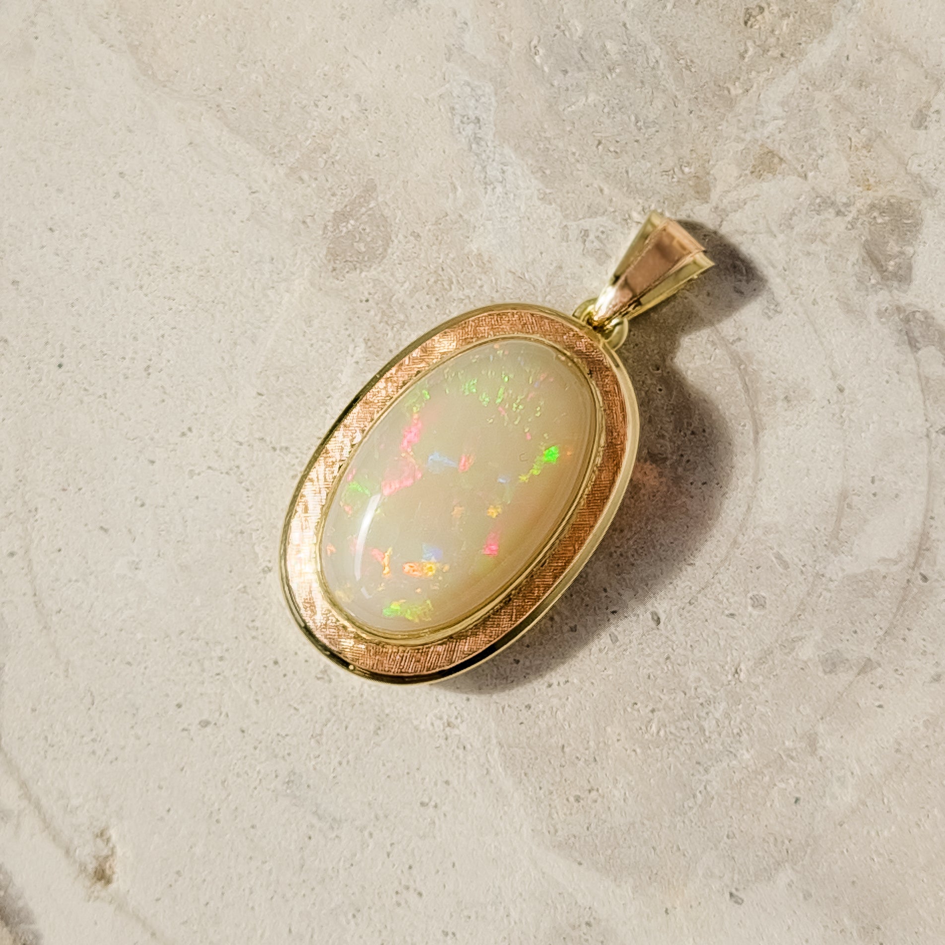Prächtiger Opal - Anhänger aus 14 Karat Gold - Honey Jewelry