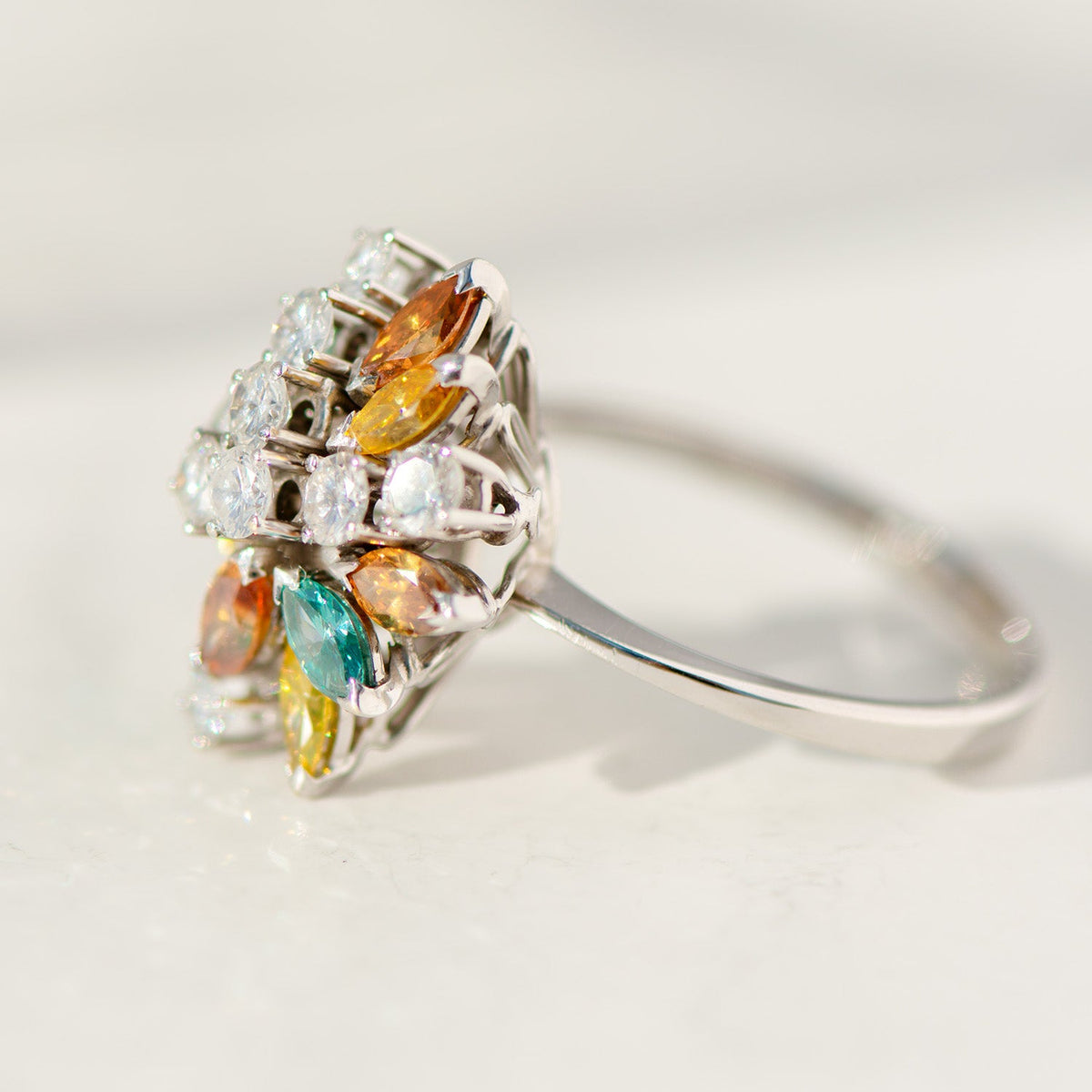 Ring aus 14 K Weißgold mit bunten und weißen Diamanten | Vintage Blütenring - Honey Jewelry
