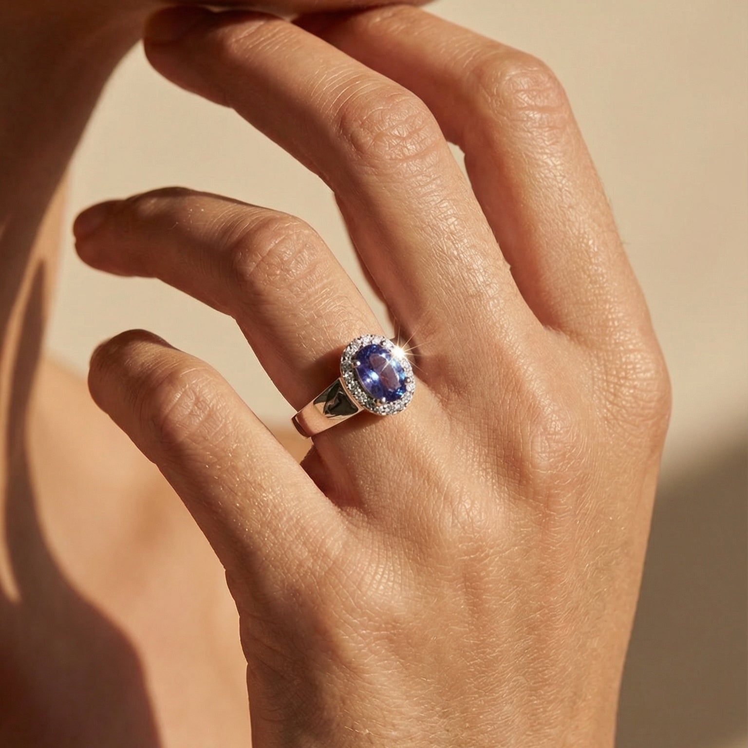 Ring aus 14K Weißgold mit Tansanit – königliches Blau trifft funkelndes Weiß - Honey Jewelry