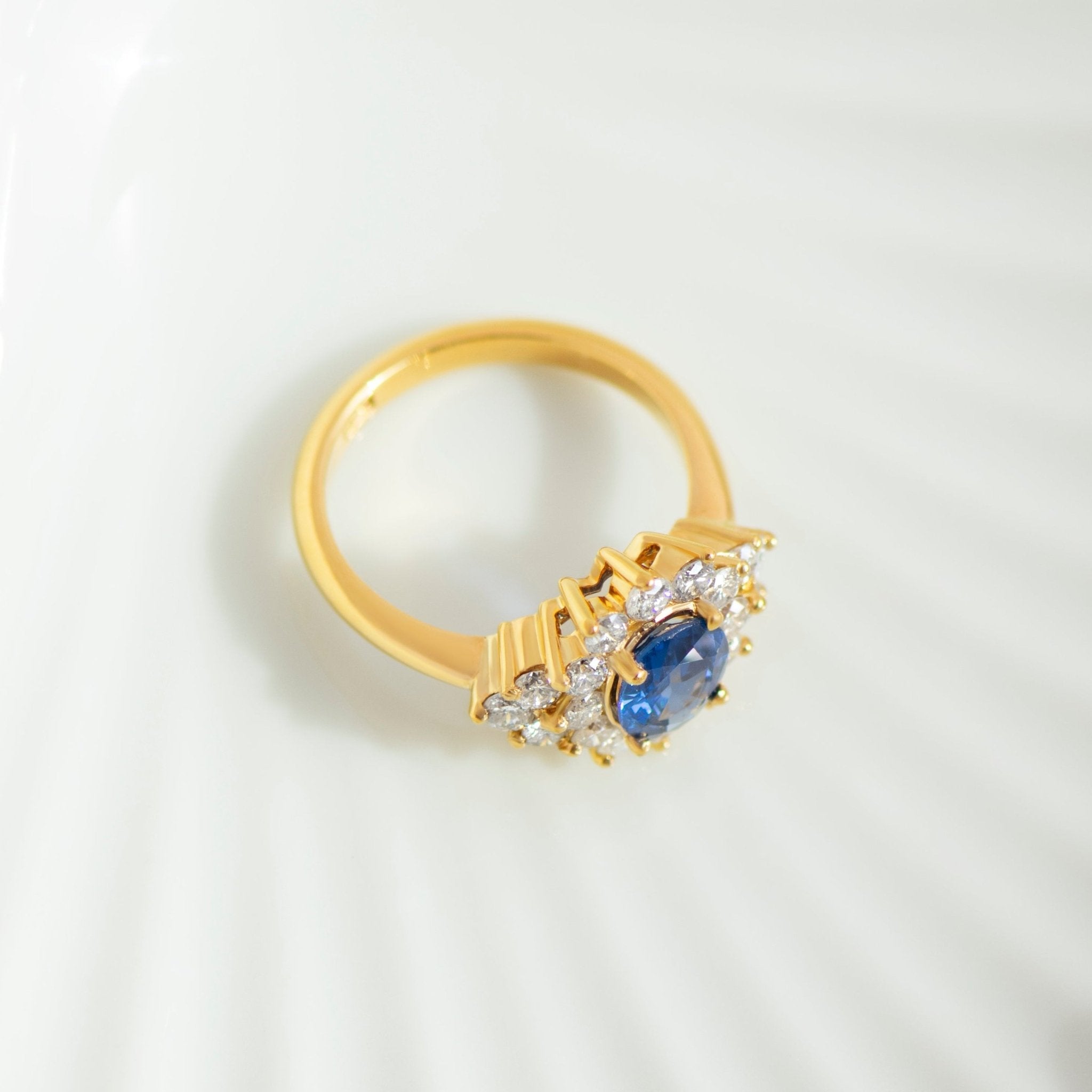 Saphir Diamantring aus 750 Gelbgold mit Sternrosette - Honey Jewelry
