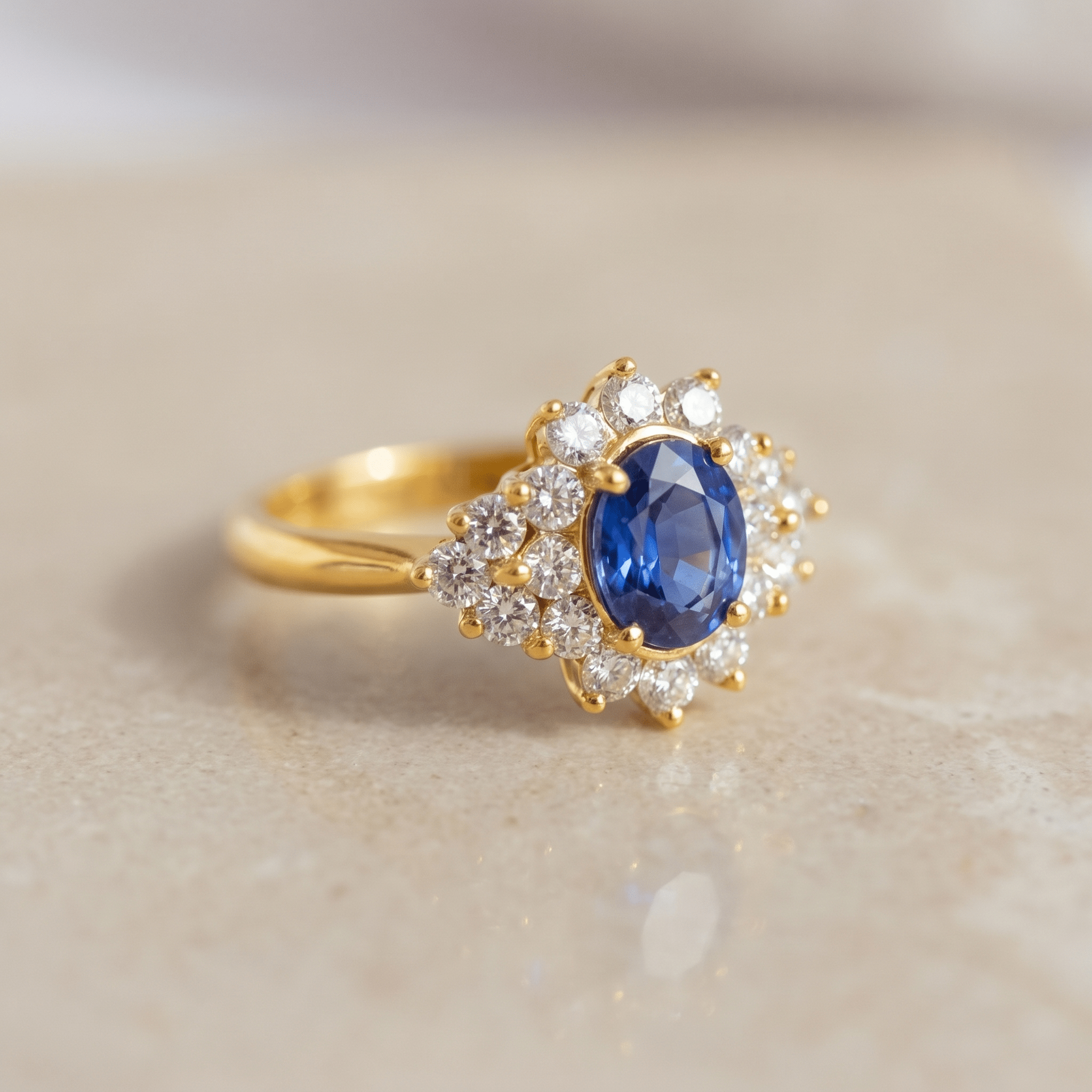 Saphir Diamantring aus 750 Gelbgold mit Sternrosette - Honey Jewelry