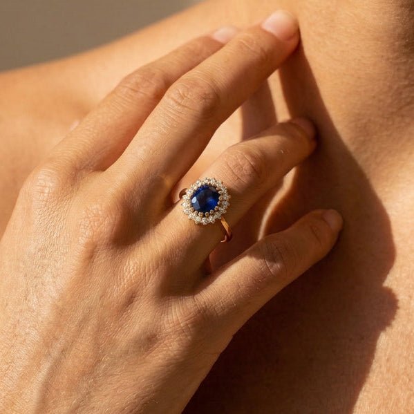 Saphir Entourage Ring aus 585 Gelbgold mit Diamanten - Honey Jewelry