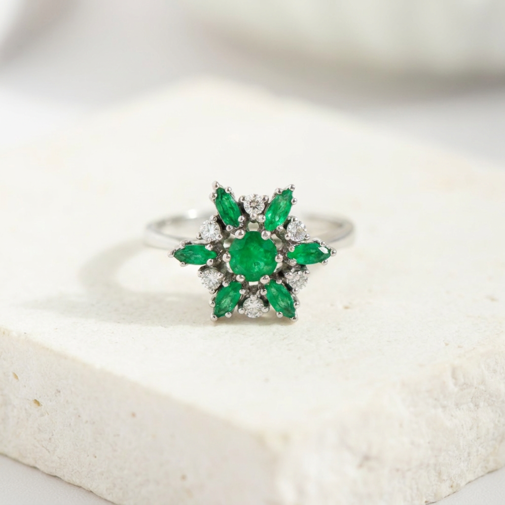 Smaragd-Diamant-Blütenring aus 750er Weißgold