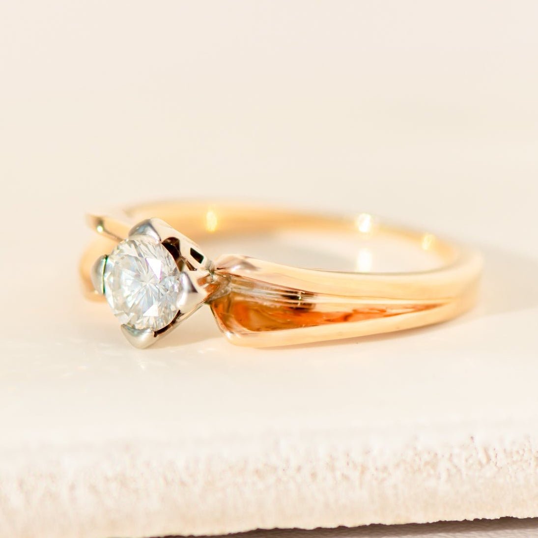 Solitär - Ring aus 750 Gelbgold mit Diamant (0,47 ct) – klassischer Verlobungsring - Honey Jewelry
