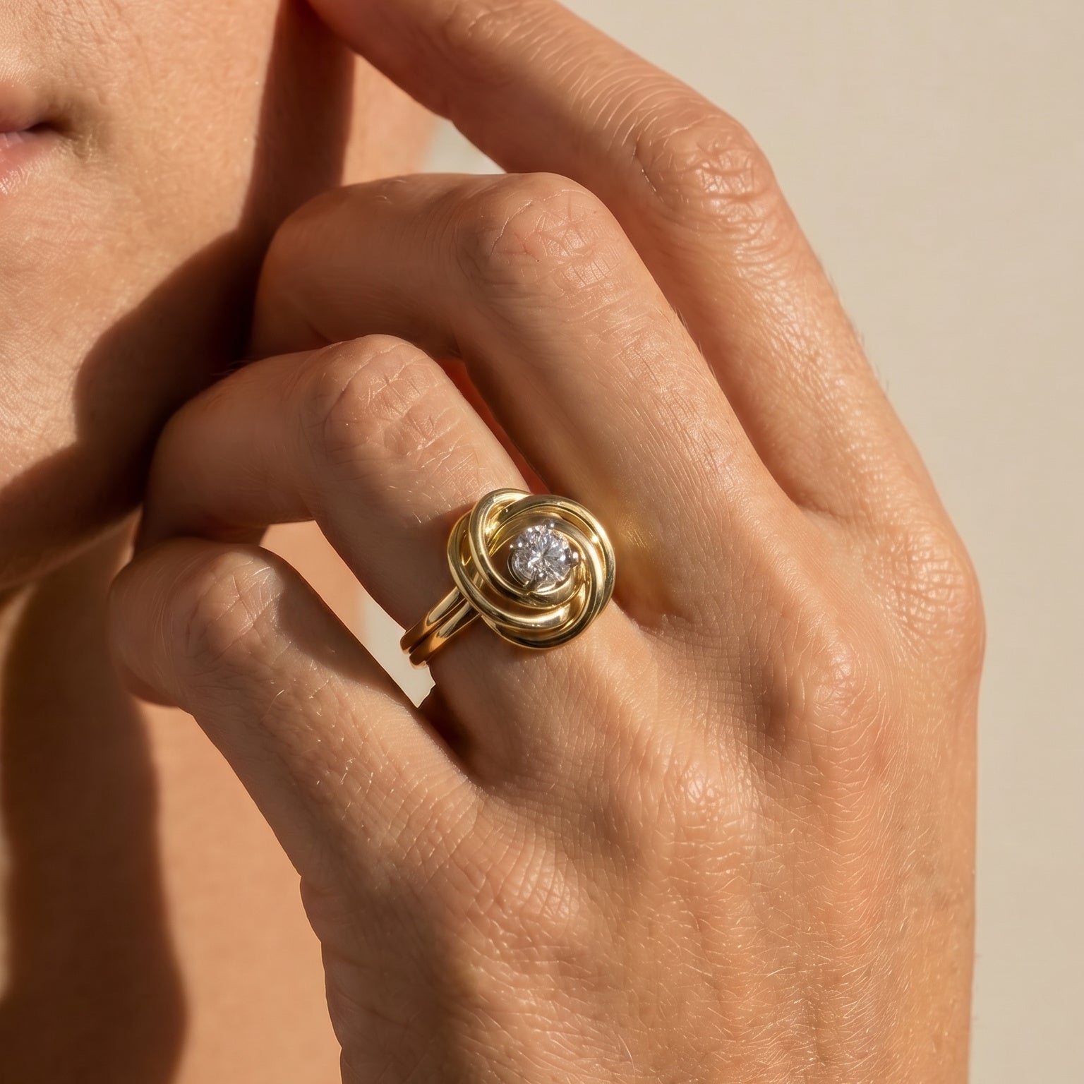 Solitärring mit Brillant aus 14 Karat Gold in einzigartigem Design - Honey Jewelry