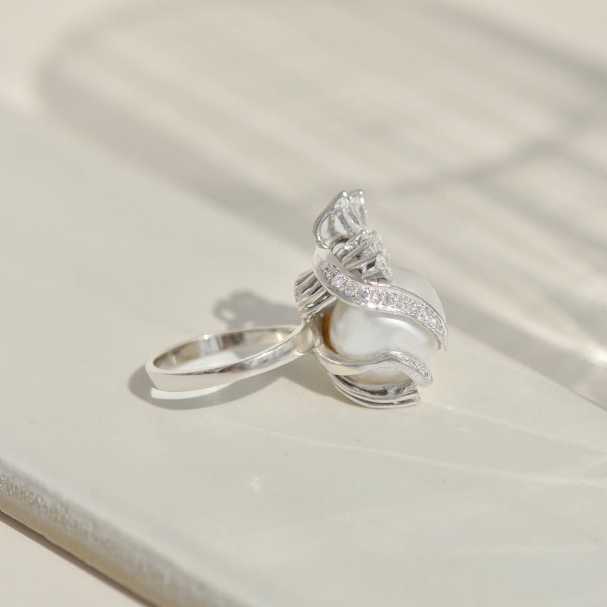 Statement - Ring aus 14K Weißgold mit Südseeperle & Diamanten – Pure Eleganz trifft Drama - Honey Jewelry