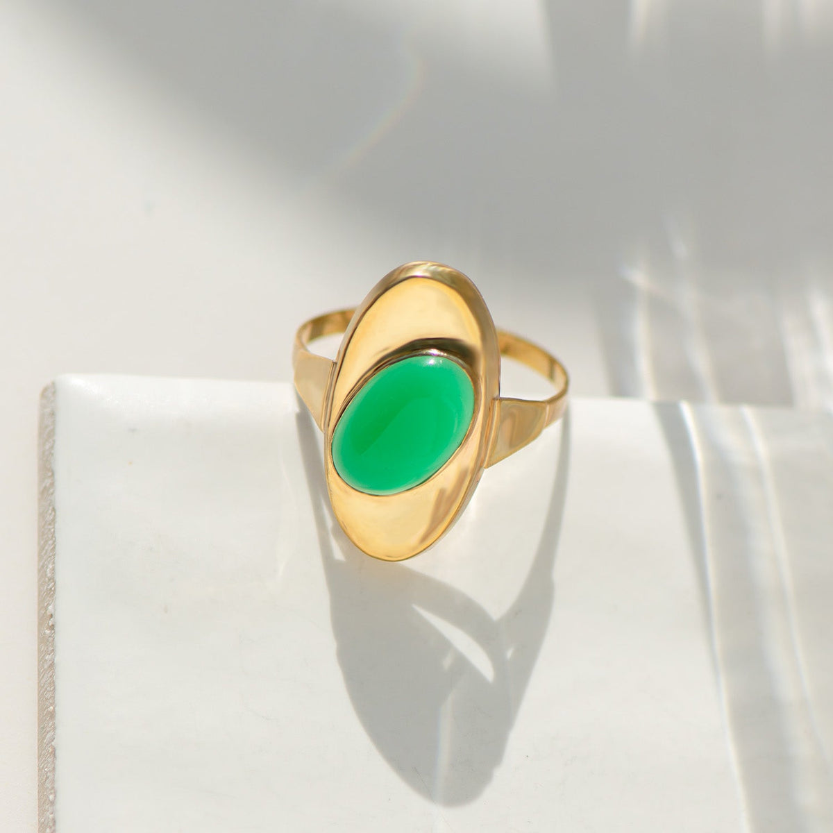 Statement - Ring aus 8 K Gelbgold mit grünem Achat – eleganter Vintage - Ring im Retro - Stil - Honey Jewelry
