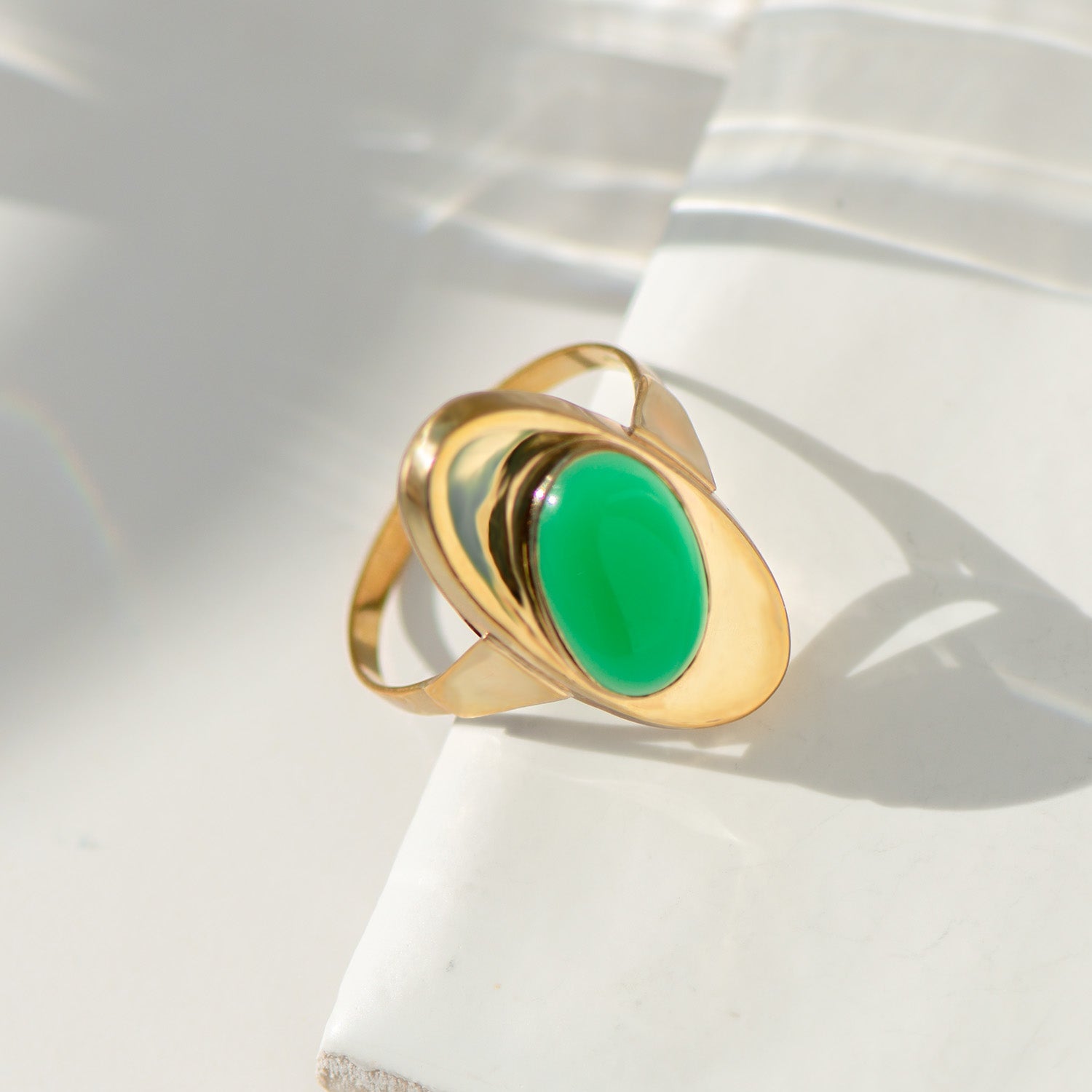 Statement - Ring aus 8 K Gelbgold mit grünem Achat – eleganter Vintage - Ring im Retro - Stil - Honey Jewelry