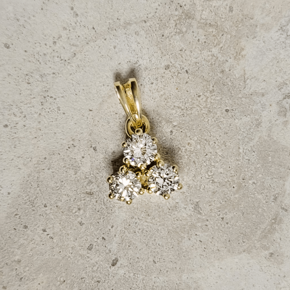 Süßer Brillantanhänger "Dreigestirn" aus 14 Karat Gelbgold - Honey Jewelry