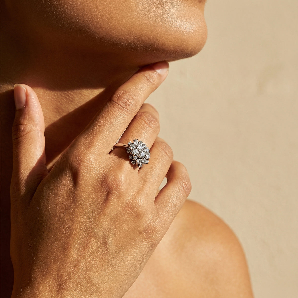 Weißgoldring mit 20 asymmetrischen Brillanten auf Hand