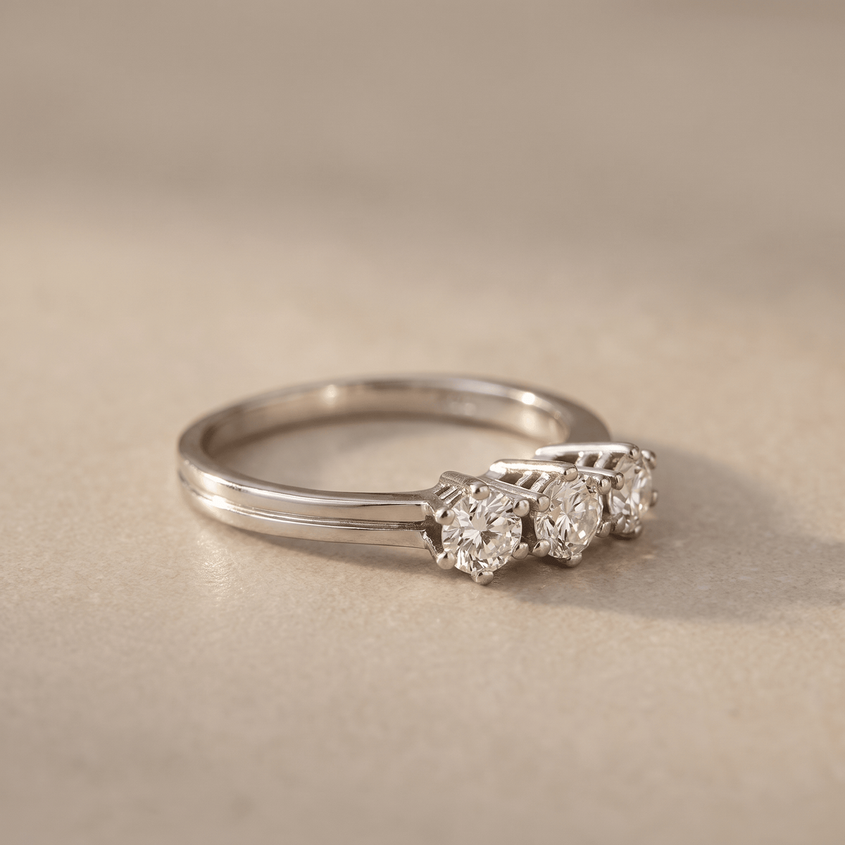 Triologie-Ring aus 14K Weißgold mit 3 Diamanten – Vergangenheit, Gegenwart & Zukunft in einem Ring - Honey Jewelry
