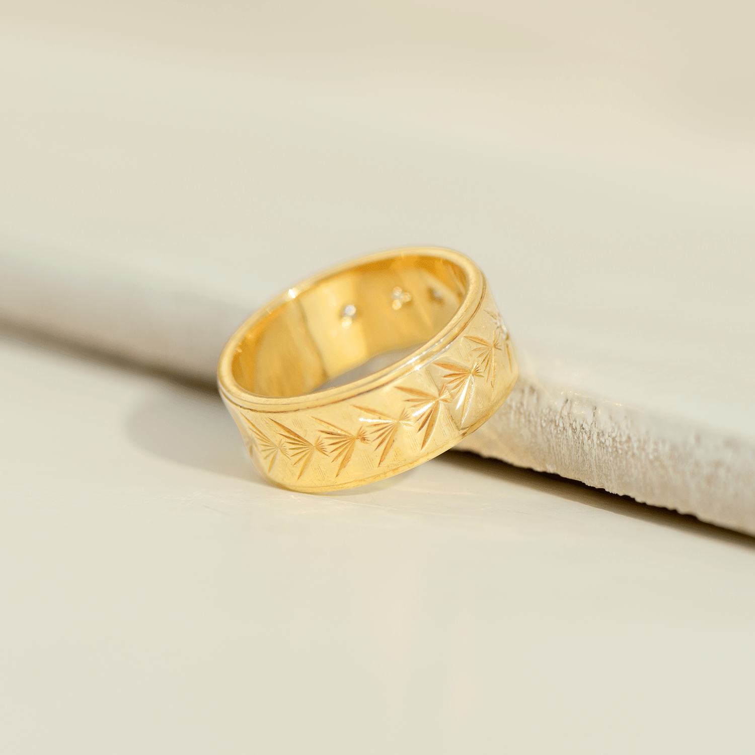 Vintage Bandring aus 14 Karat Gelbgold mit Diamanten – handgraviert & zeitlos elegant - Honey Jewelry
