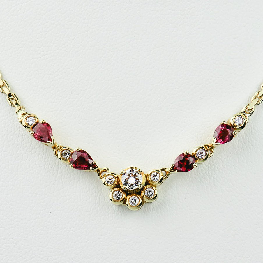 Vintage Collier aus 18 Karat Gelbgold mit Rubinen & Brillanten – elegante Handarbeit ca. 1980er Jahre - Honey Jewelry