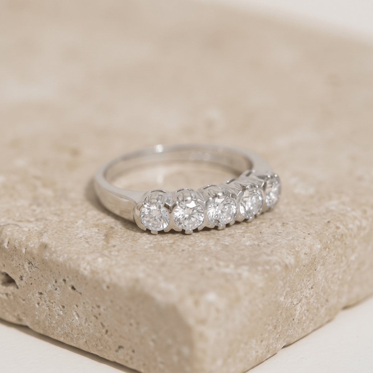 Vintage Halb-Memory-Ring aus 585er Weißgold mit 5 Brillanten – zeitlose Klasse mit Strahlkraft - Honey Jewelry