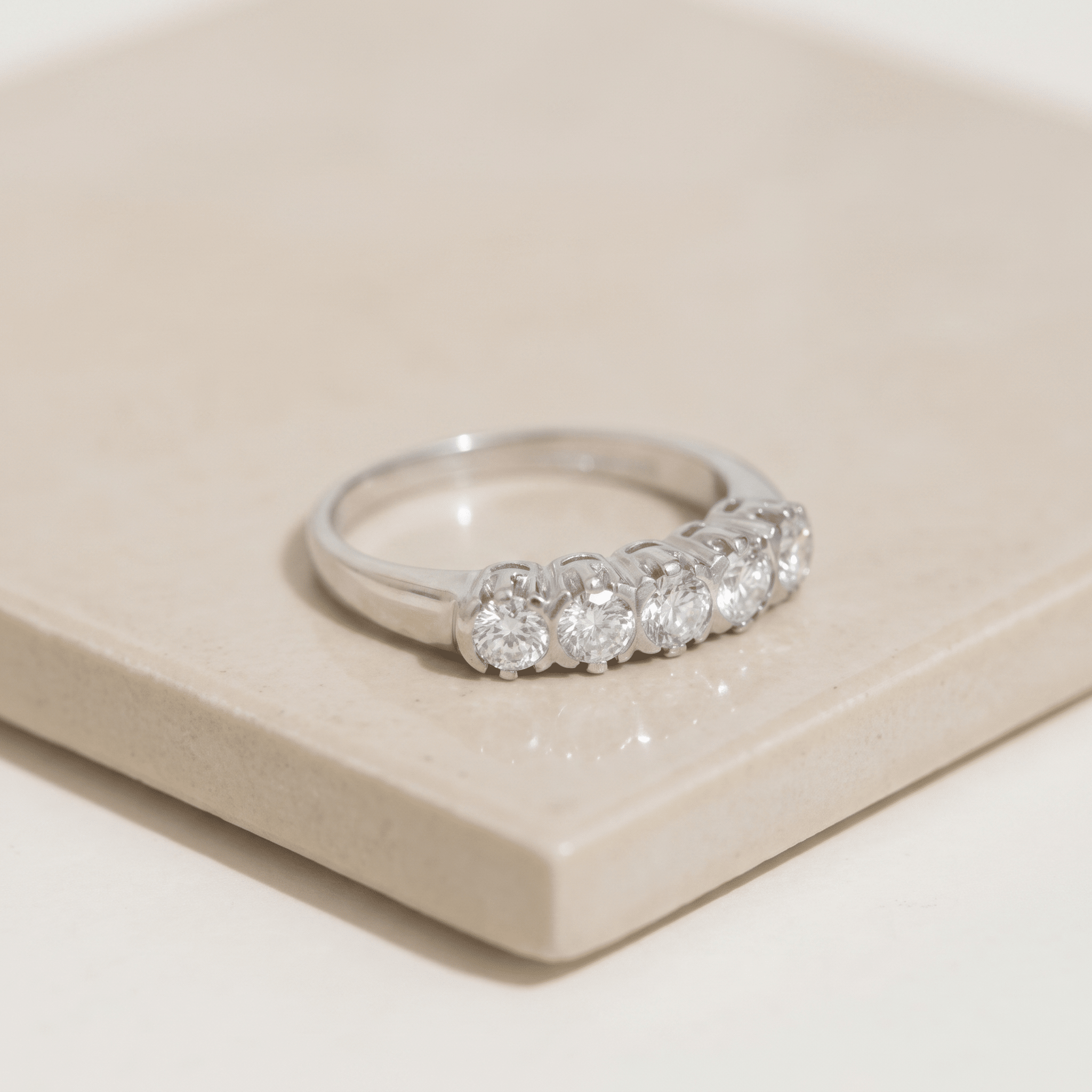 Vintage Halb-Memory-Ring aus 585er Weißgold mit 5 Brillanten – zeitlose Klasse mit Strahlkraft - Honey Jewelry