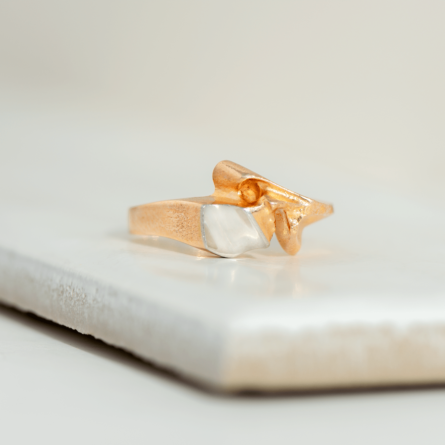 Vintage Lapponia Ring aus 14 Karat Gelbgold & Platin – skulpturales Design von Björn Weckström, ca. 1970er - Honey Jewelry