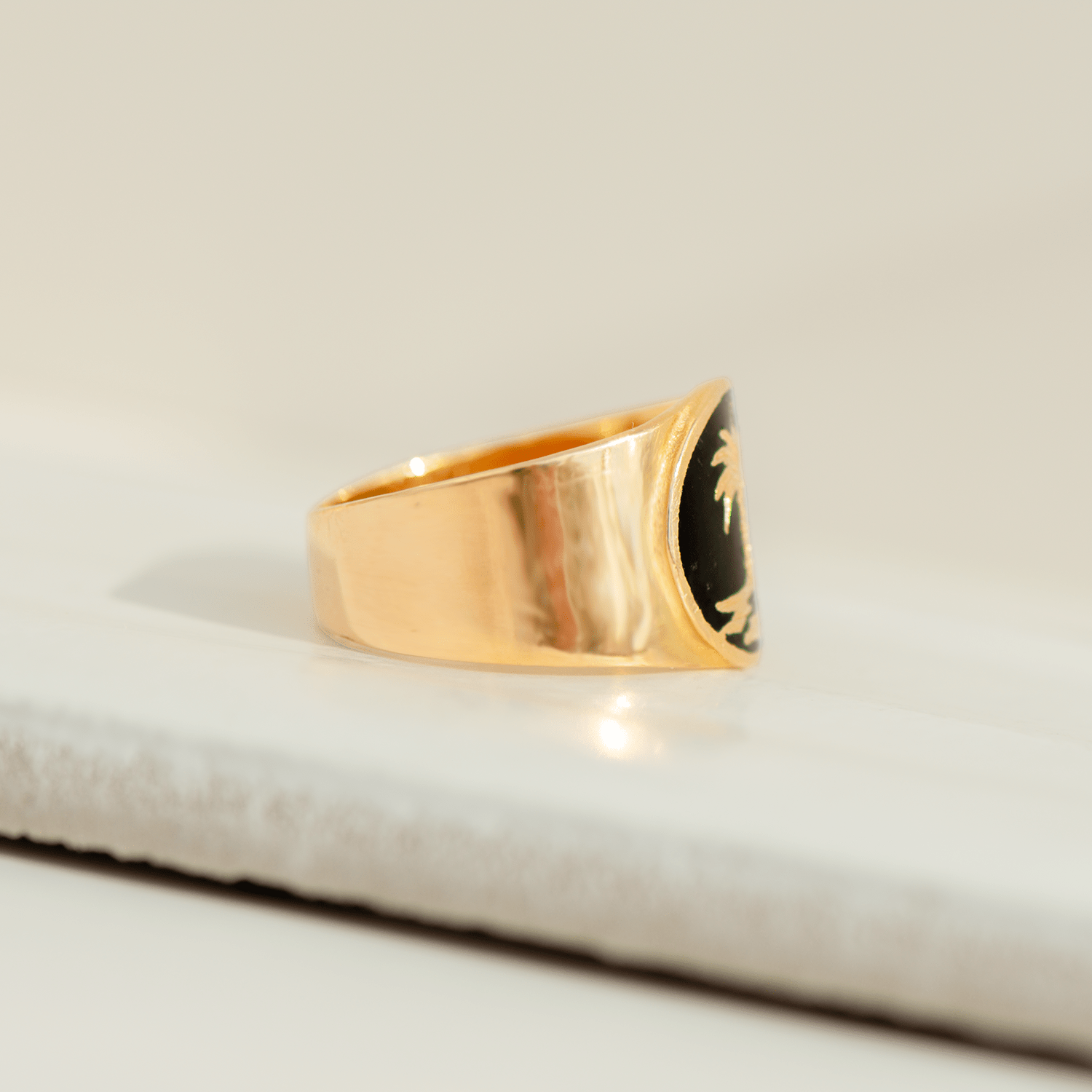 Vintage - Ring aus 18 Karat Gelbgold mit Palme & schwarzer Emaille - Honey Jewelry