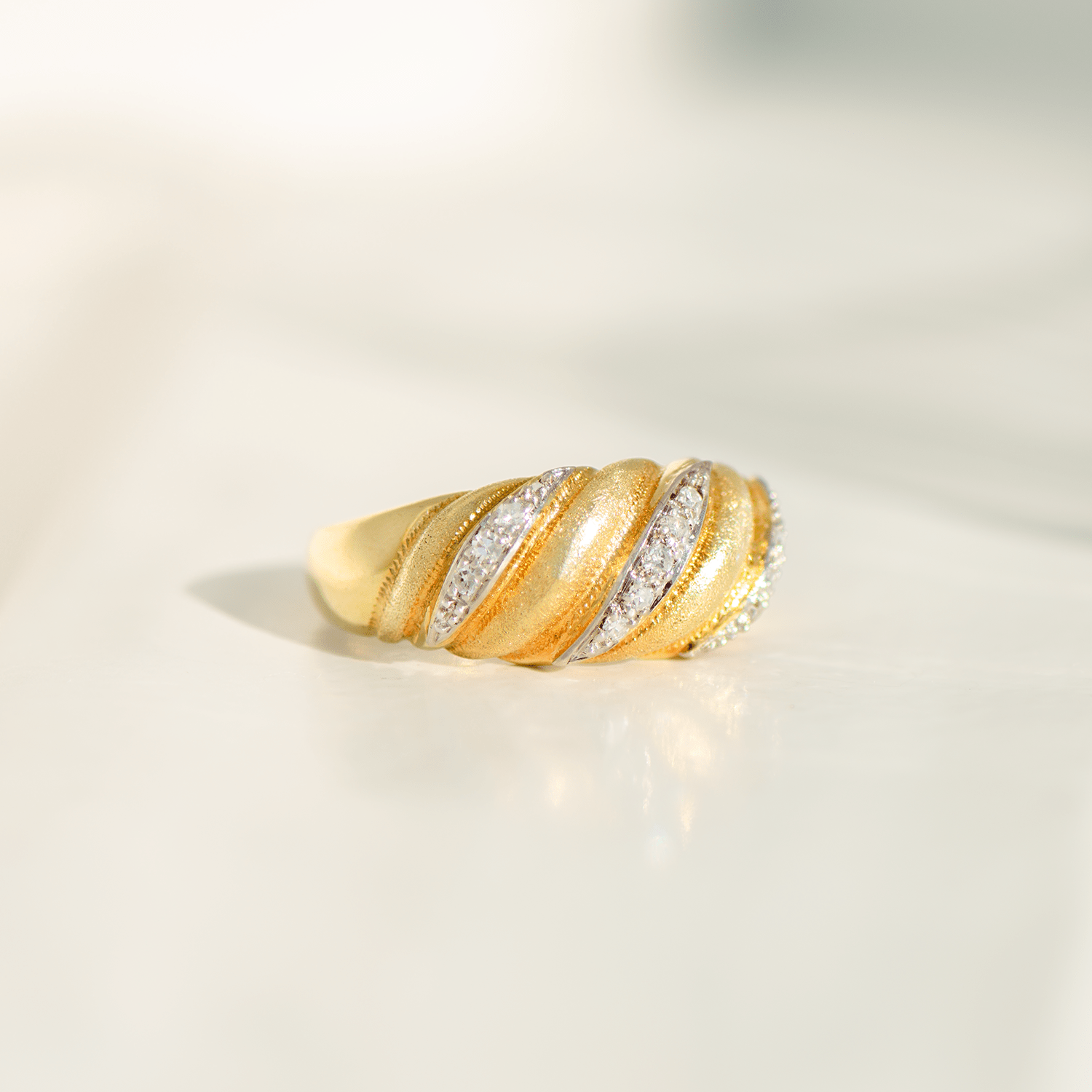 Vintage Wellen - Ring aus 14K Gelbgold mit Brillanten - Honey Jewelry