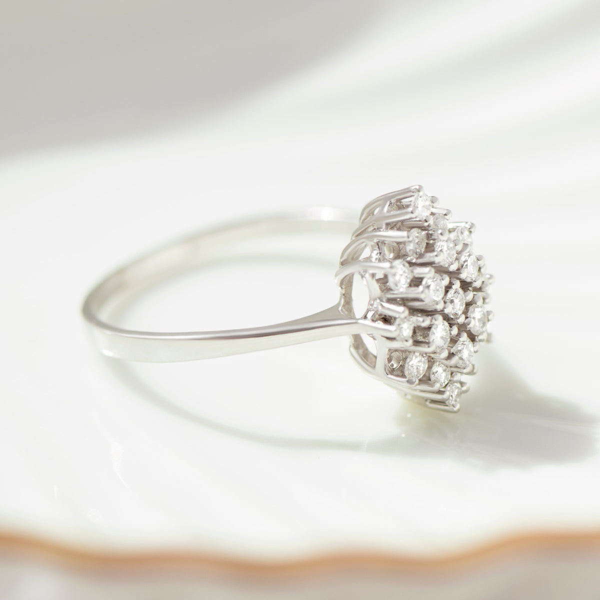Weißgold-Diamantring in Navetteform