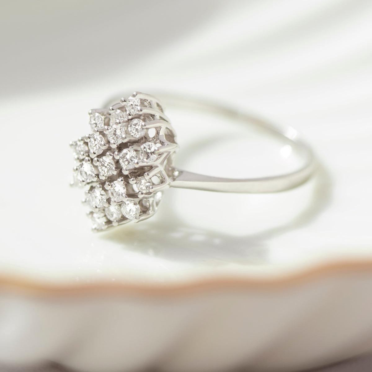 Weißgold-Diamantring in Navetteform