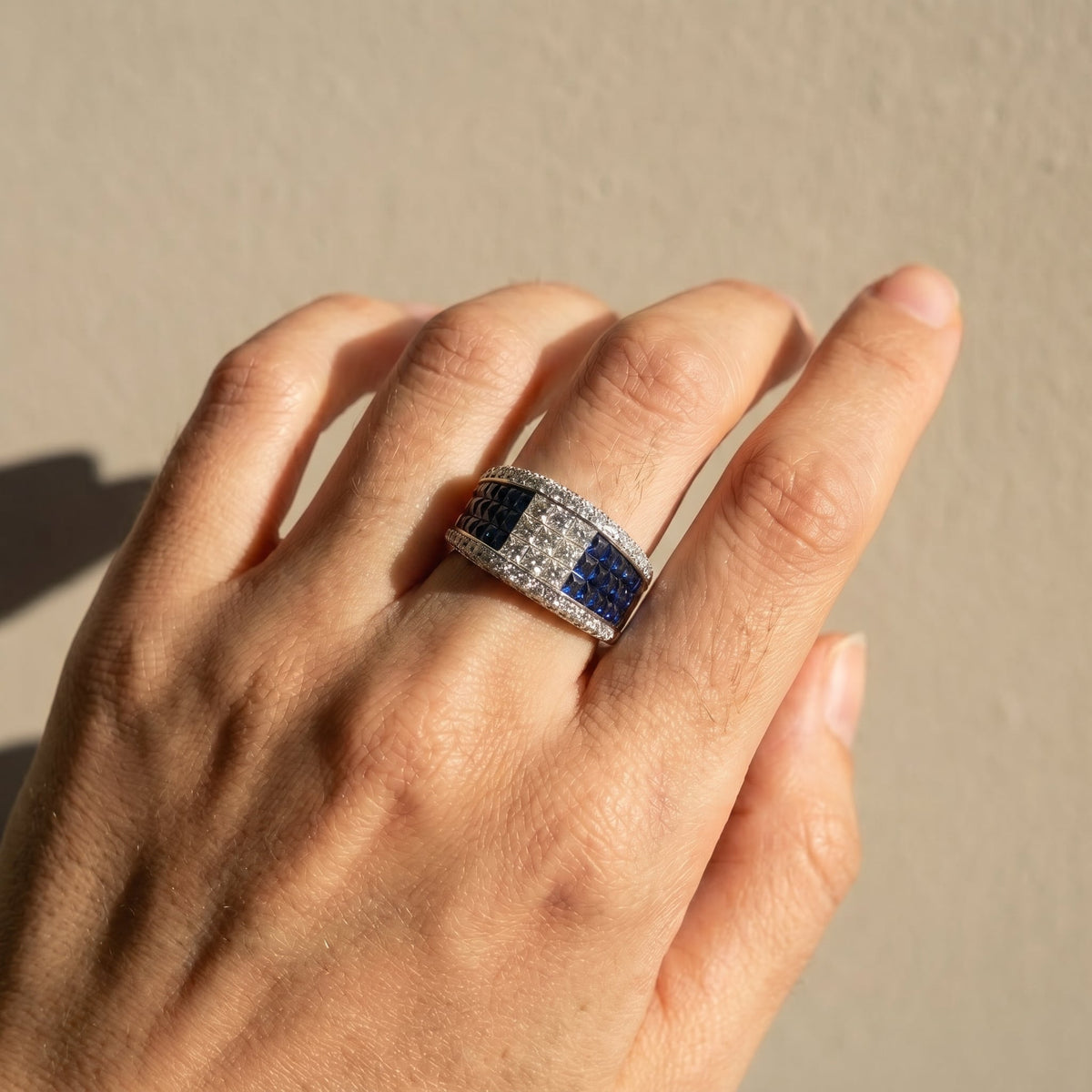 Weißgold-Cocktailring mit Saphiren und Diamanten im Princess-Schliff, 0.9ct zentral