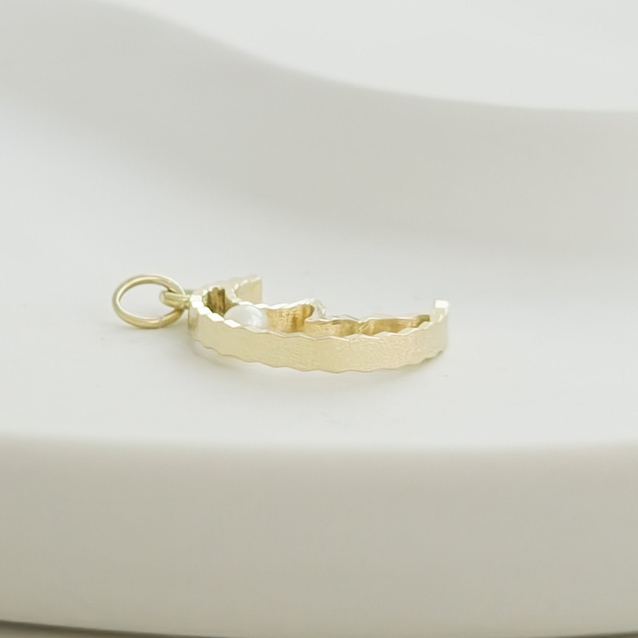Anhänger Halbmond mit Perle aus 8K Gelbgold - Honey Jewelry