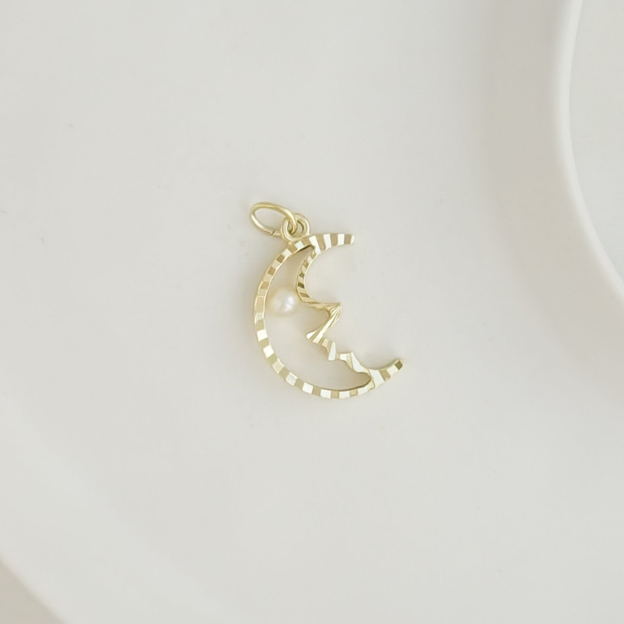 Anhänger Halbmond mit Perle aus 8K Gelbgold - Honey Jewelry