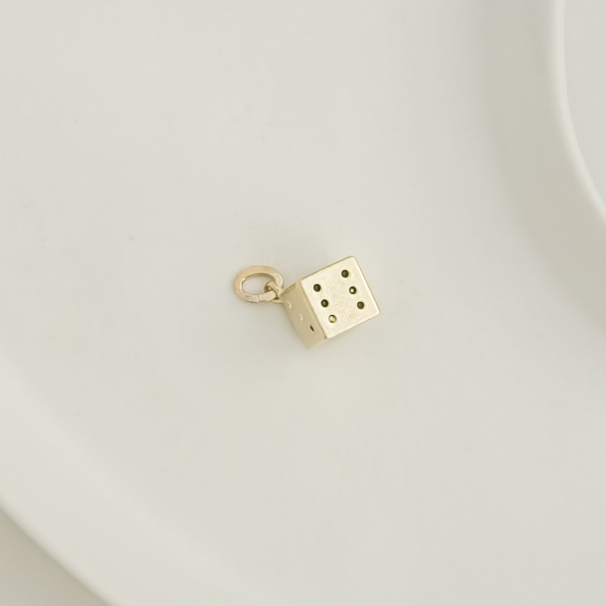 Moderne Würfel Anhänger aus 333er Gelbgold, 0,8 cm Seitenlänge - Honey Jewelry