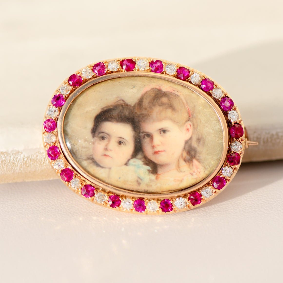 Antike Porträtbrosche aus 14 Karat Gelbgold mit Rubinen & Diamanten – Erinnerung, die bleibt - Honey Jewelry