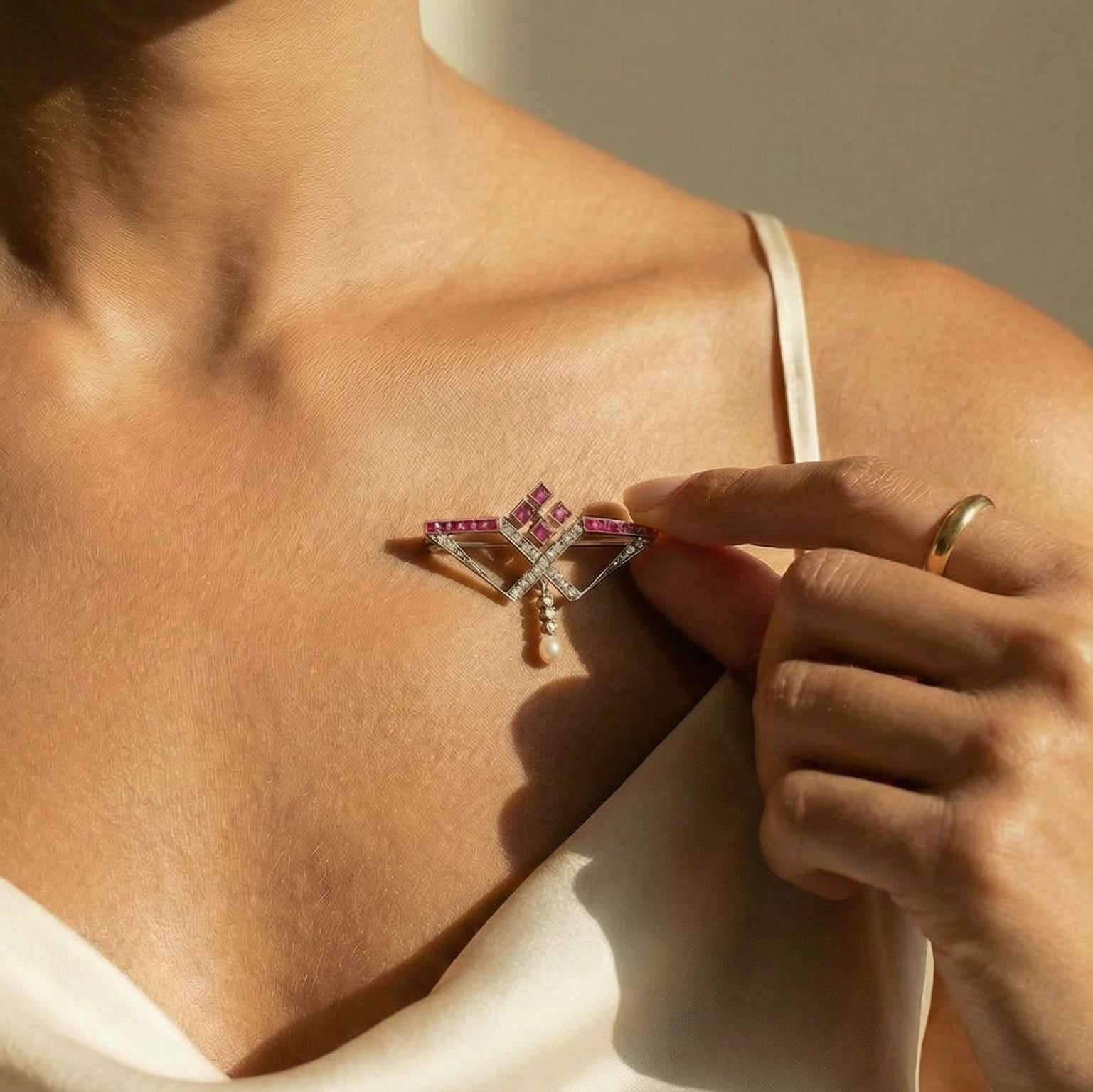 Antike Rubin - Diamant - Brosche aus 750er Gold mit Perle – Liebe, Leidenschaft & Erinnerung - Honey Jewelry