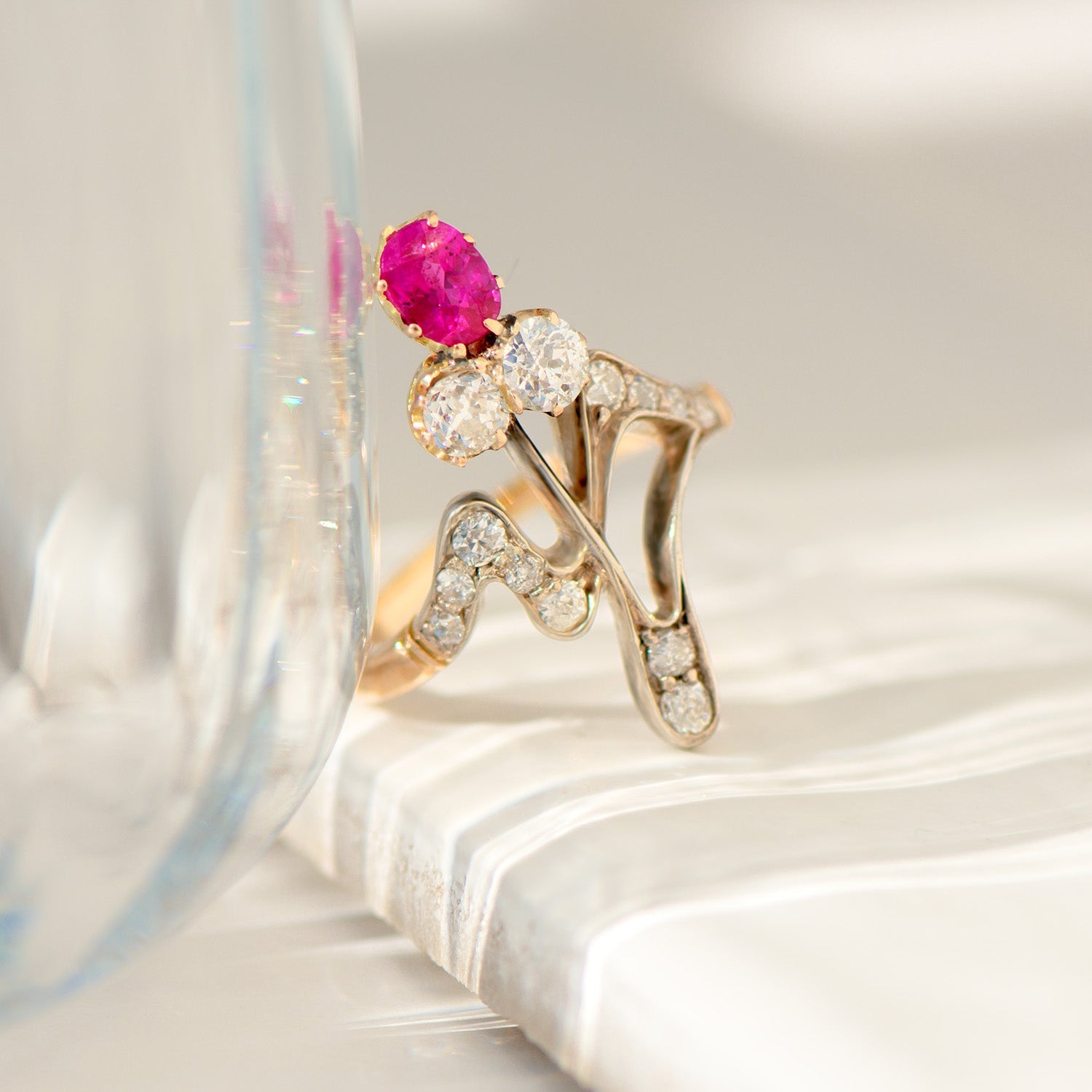 Antiker Jugendstil - Ring aus 14 K Roségold mit Rubin & Altschliffdiamanten – einzigartiges Unikat um 1900 - Honey Jewelry