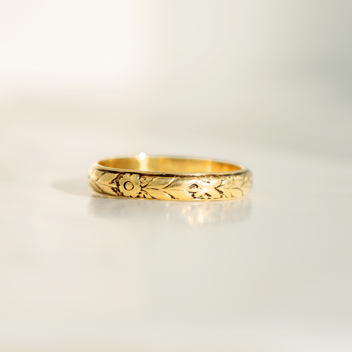 Antiker Jugendstil - Ring aus 14 Karat Gelbgold mit floraler Gravur – zarte Handarbeit um 1900 - Honey Jewelry