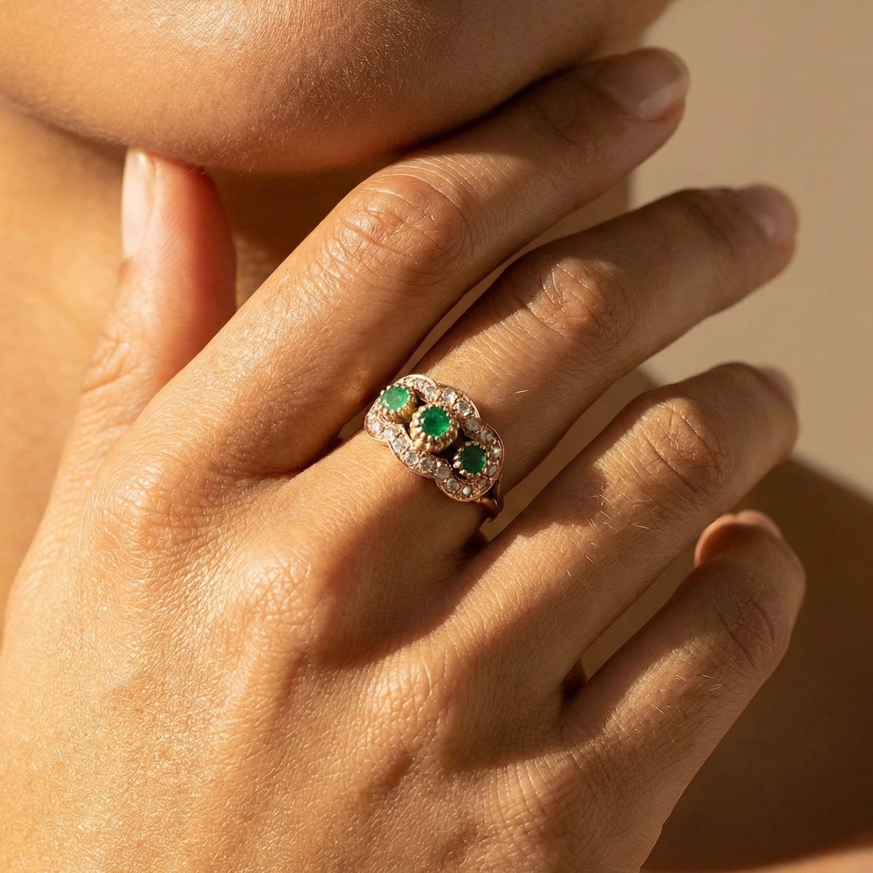 Antiker Ring mit Smaragden & Rosenschliff - Diamanten | 14K Rotgold | Viktorianisch um 1880 - Honey Jewelry