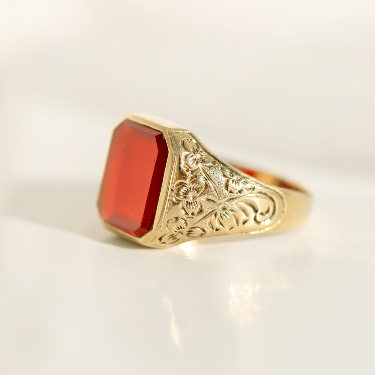 Antiker Siegelring aus 8 Karat Gelbgold mit ungraviertem Karneol – florales Gravurdesign - Honey Jewelry