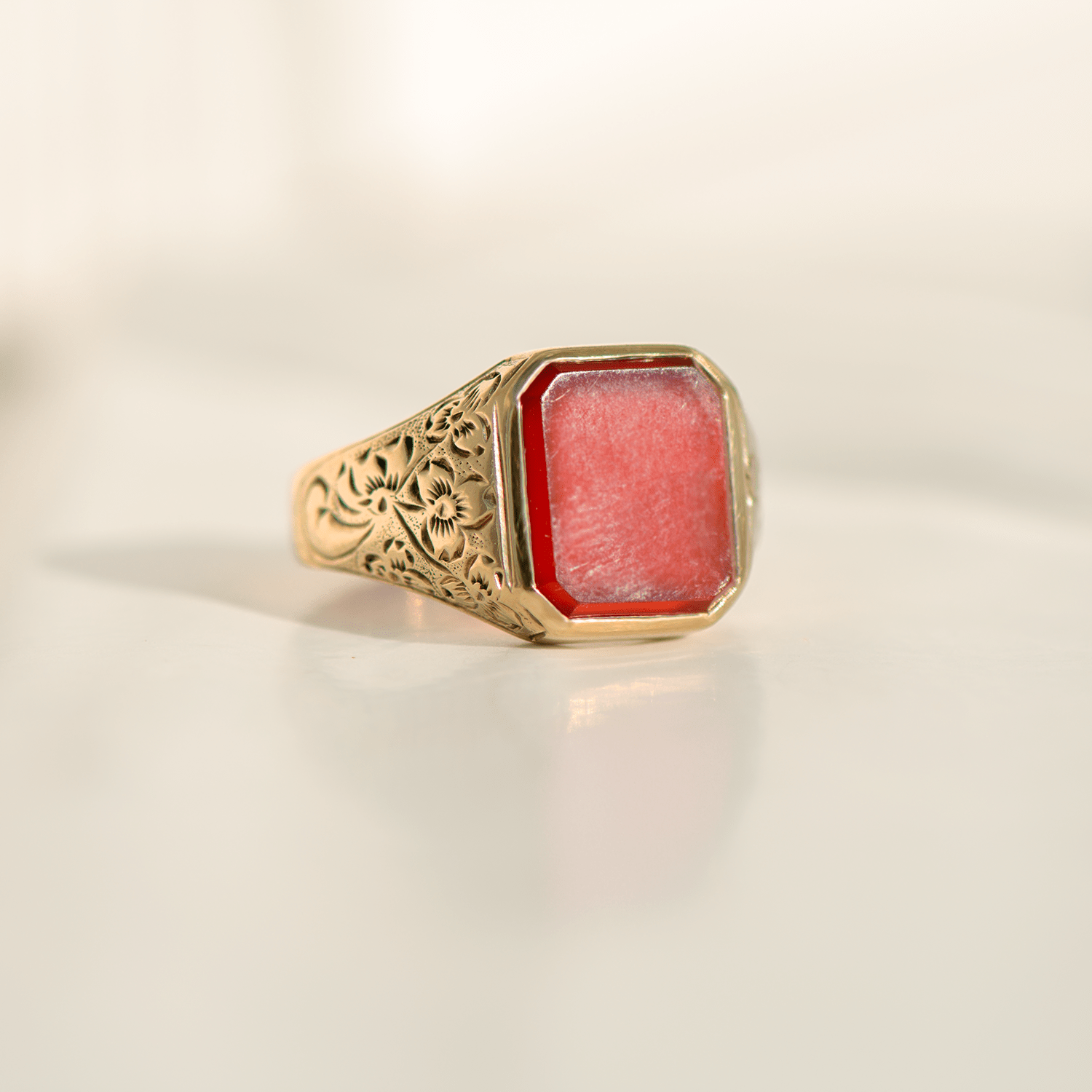 Antiker Siegelring aus 8 Karat Gelbgold mit ungraviertem Karneol – florales Gravurdesign - Honey Jewelry