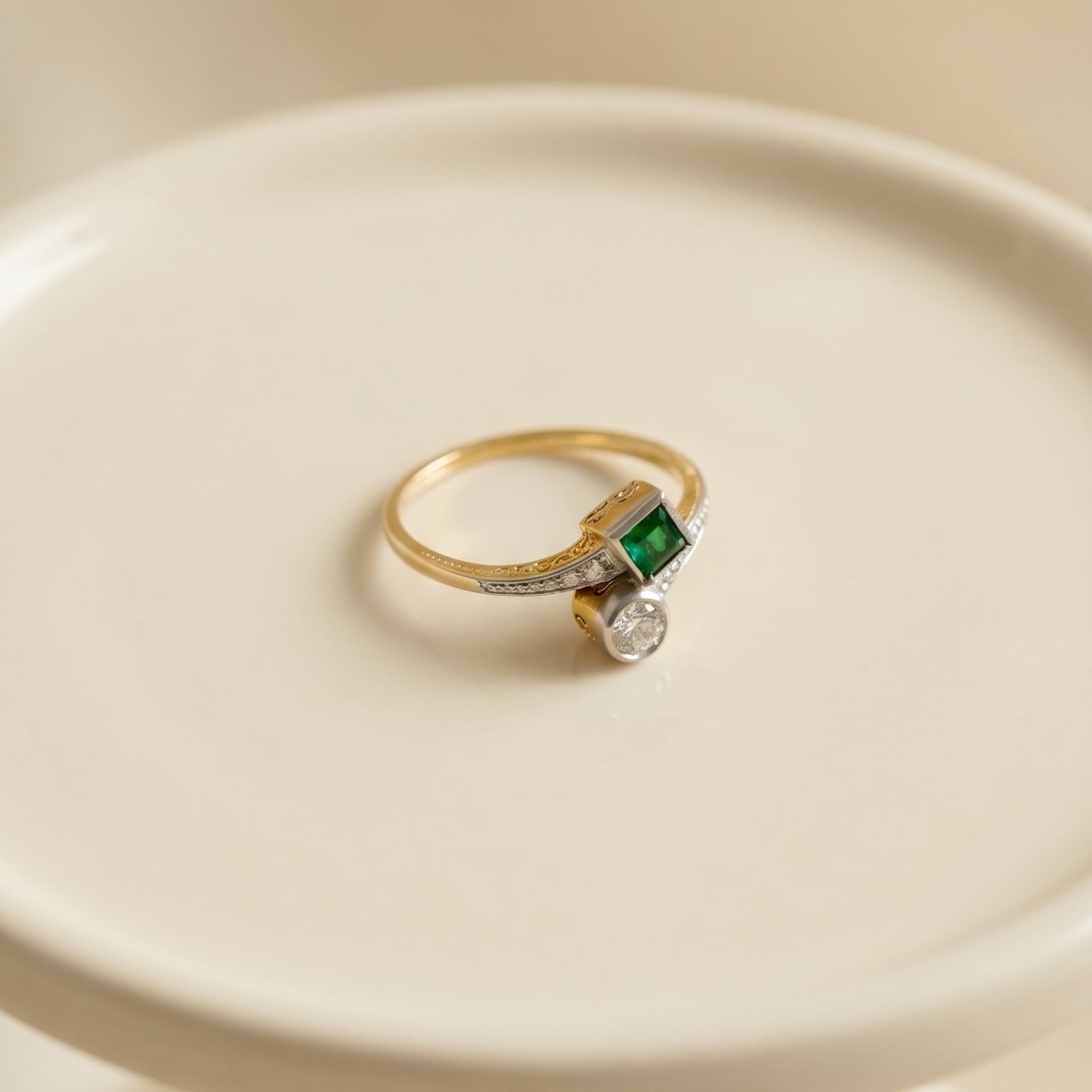 Antiker Toi et Moi Ring mit Smaragd und Diamant - Honey Jewelry